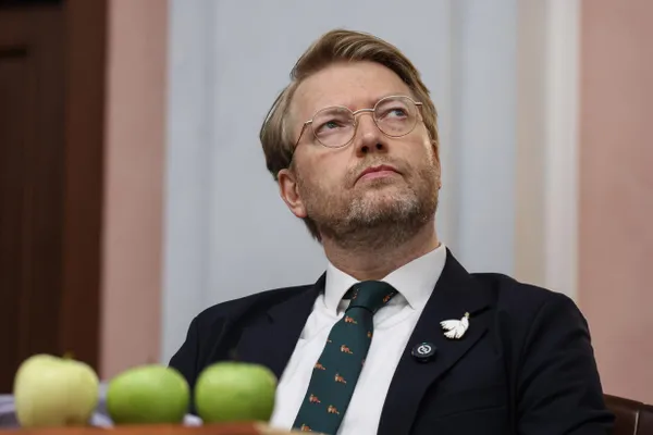 Эфир с лидером Николай Рыбаков прервался через 1 час 51 минуту после старта; причина отключения не уточняется. В эфире шла речь о сборе средств на кампанию, а списки кандидатов партии в нескольких регионах сняты, включая Санкт-Петербург.