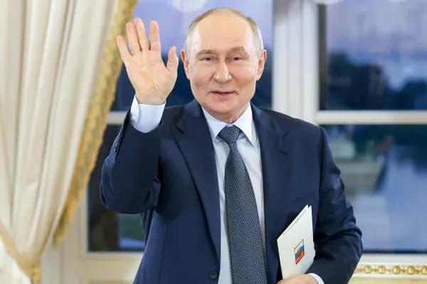 Президент РФ прибыл в Улан-Удэ для заседания президиума Госсовета по вопросам развития общественного транспорта; визит стал пятым городом за год.