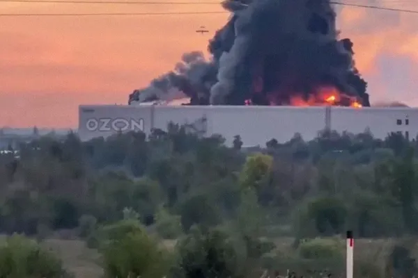 Ночью 23 августа украинские силы нанесли удары по логистическим объектам российского маркетплейса Ozon в Оренбургской области, а также по складам под Самарой и в Санкт-Петербурге; зафиксированы пожары и сбитые дроны.