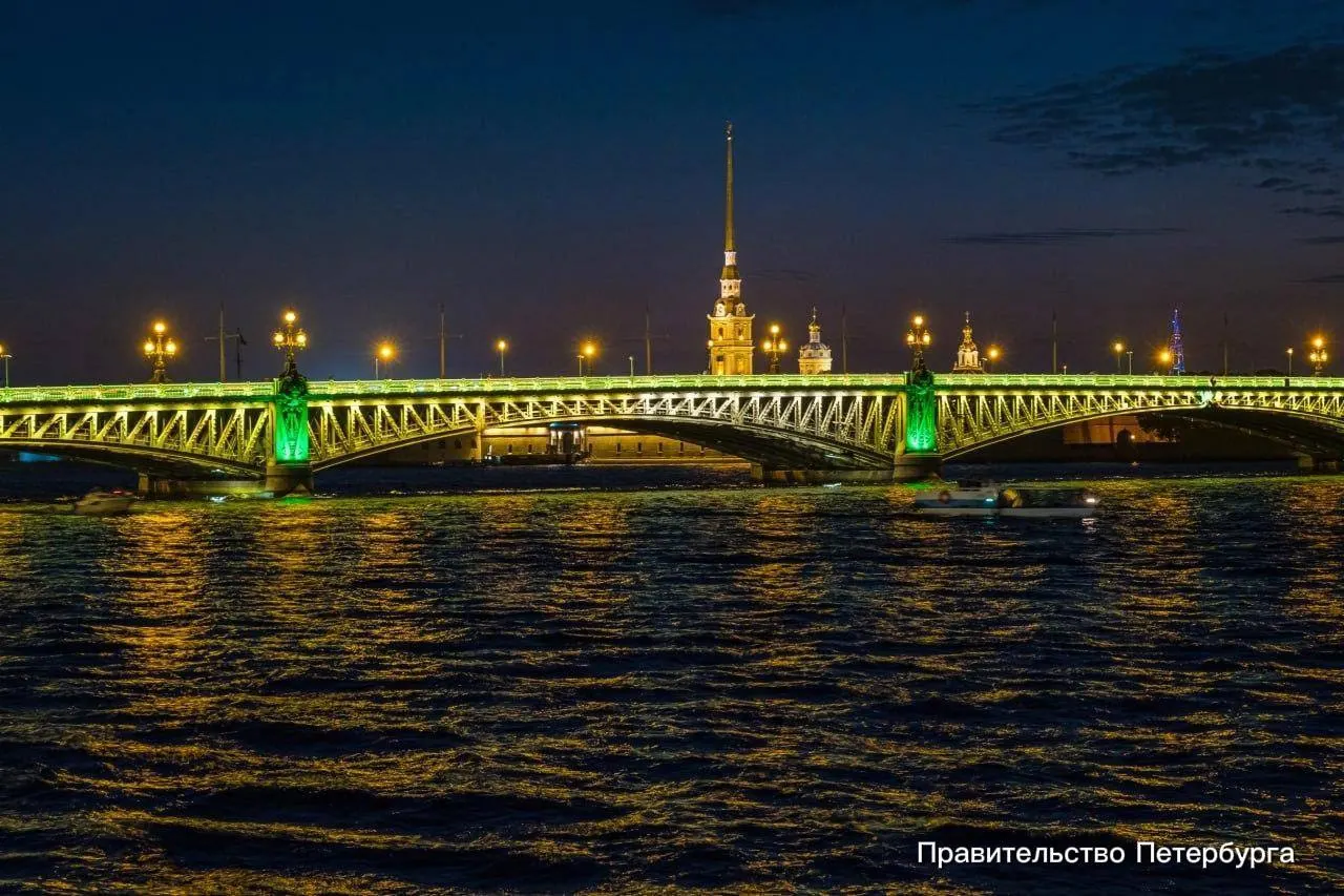 Огни на Дворцовом, Троицком и мосте Бетанкура зажгутся в ночь на 9 августа и продолжат светиться до рассвета; днём — на Ростральных колоннах. Цвета напоминают ленинградскую медаль: оливковый — доблесть, зелёный — стойкость жителей.