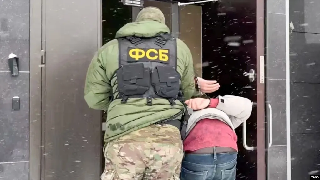 74-летний житель Выборга подозревается в финансировании экстремистской деятельности через пожертвования Фонду борьбы с коррупцией. Следствие изучает его роль в местной религиозной общине и возможные связи с иностранными структурами.