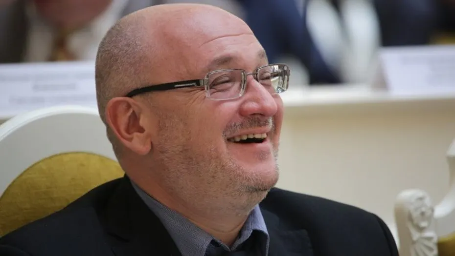 Суд Санкт-Петербурга вынес штрафы Максиму Резнику по трём протоколам по делу об иностранном агенте — общая сумма штрафов составила 90 тысяч рублей.