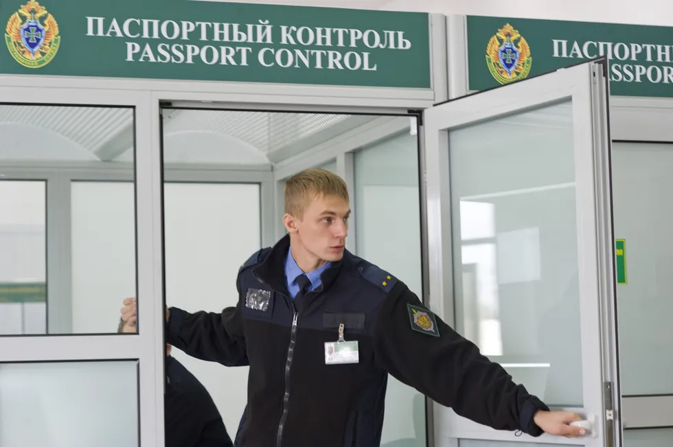 Сборник историй людей, пересекающих российские границы, о том, как проходят контроль, какие вопросы задают и каковы последствия задержек для жителей и гостей.