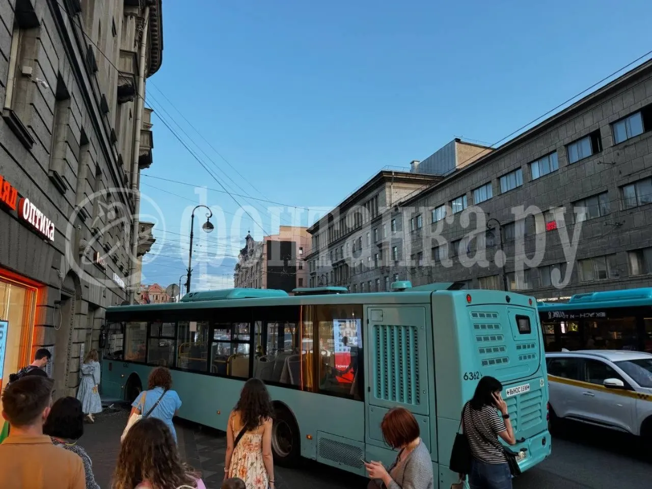 Автобус врезался в дом рядом со станцией «Петроградская». На месте видны повреждения фасада и разбитое лобовое стекло, информация о пострадавших уточняется.