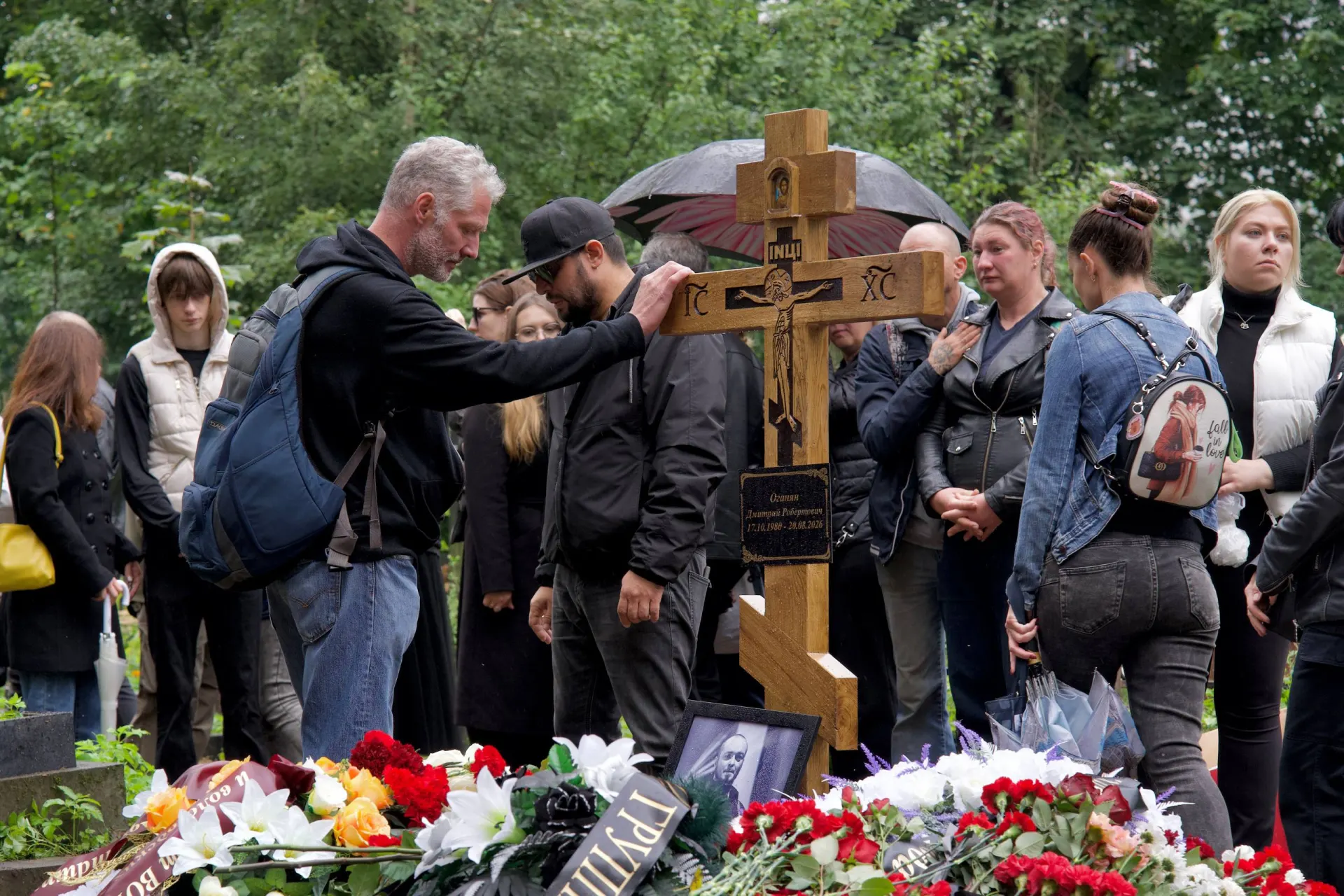 На похороны пришло около 150 человек; следственные органы предполагают, что Дмитрий Оганян мог нанести себе увечье.
