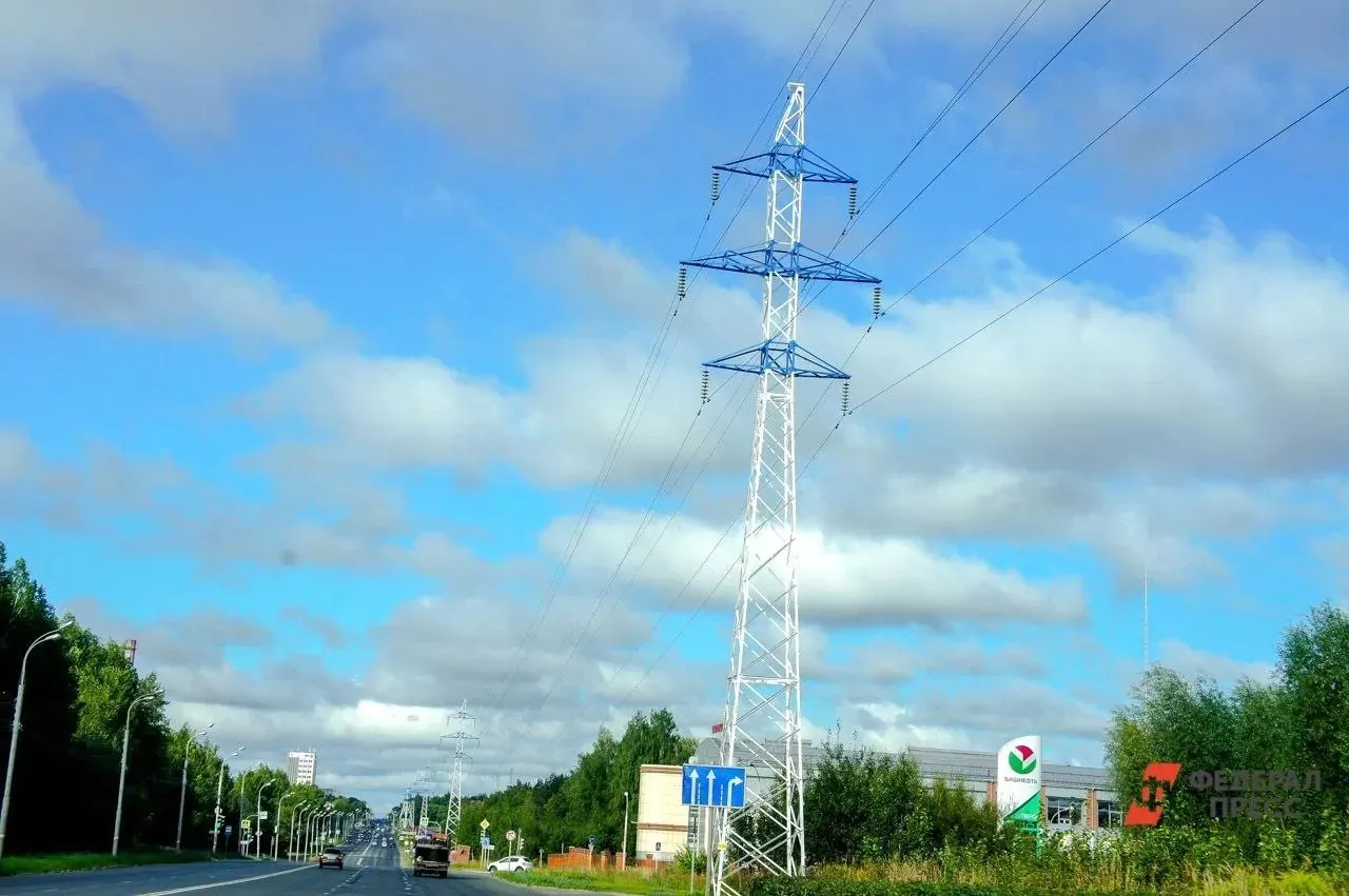 В рамках проекта ВСМ Москва–Санкт-Петербург перенесут 51 участка ЛЭП и 10 трансформаторных подстанций. Основная часть финансирования — 2,9 млрд руб. в 2026 году; 0,6 млрд — на Ленинградскую область.