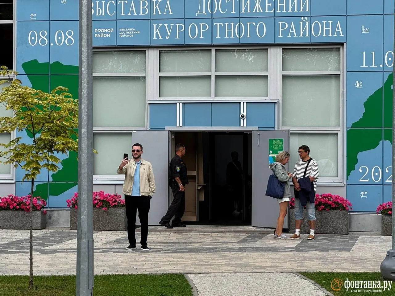 18 районных выставок достижений завершились в городе; завершающий эпизод открыли в Курортном районе. На экспозициях демонстрировали местные предприятия, школы, больницы и социальные проекты, а также образцы робототехники и продукции школ.