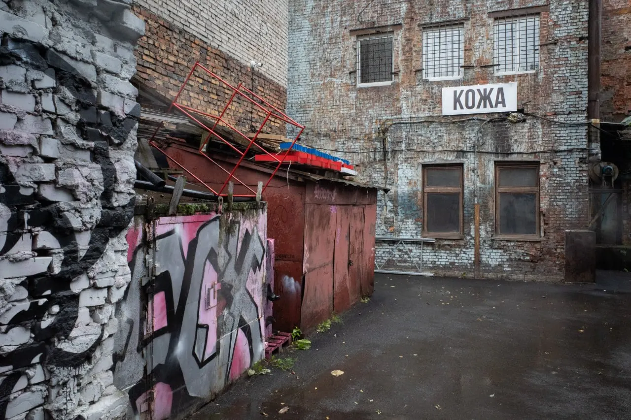 В Санкт-Петербурге и Ленинградской области произошли ДТП, технические сбои и изменения в работе учреждений; в мире — военные события и новые экономические меры.
