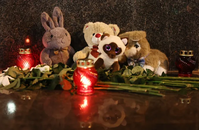 После атаки беспилотников на побережье Краснодарского края погибли семь человек, десятки получили ранения; трагедия затронула отдыхающих и медицинский персонал.