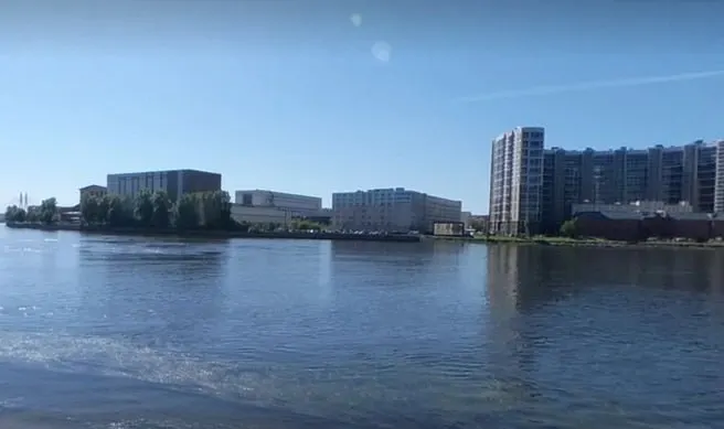 Идея прокладки тоннеля метро под Невой возникла в официальной схеме развития транспорта города и области, представленном в 2024 году, но в текущей стратегииmetro такой туннель не предусмотрен.
