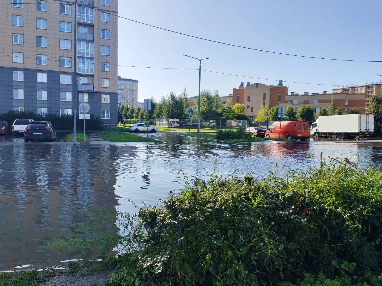 Из-за мощного ливня в Славянке часть улиц оказалась под водой; коммунальные службы откачивают воды, а отдельные дома остаются без электроэнергии.