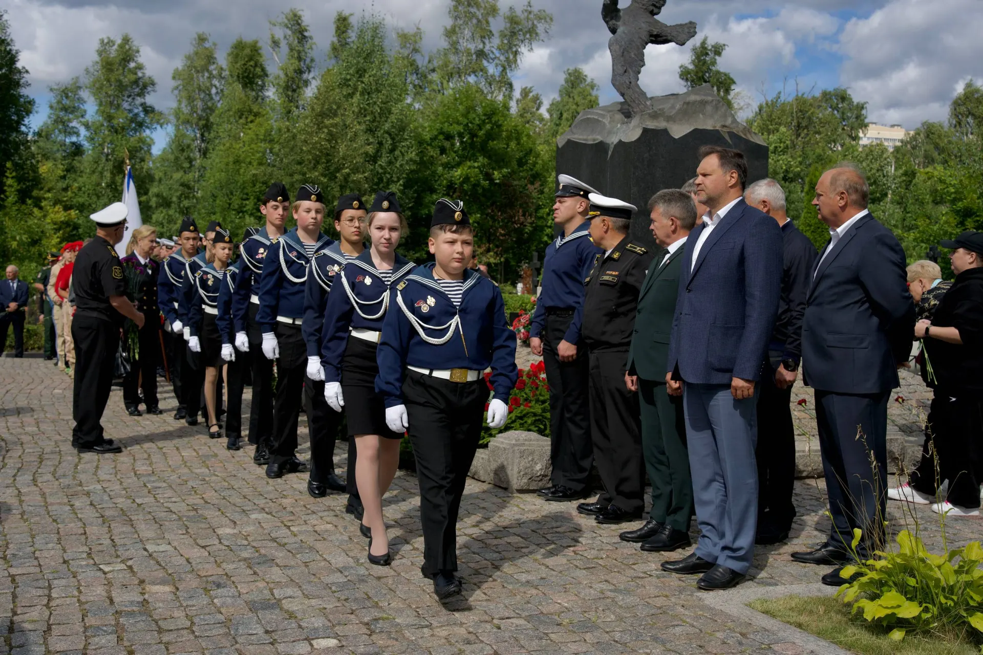 Памятная церемония в Петербурге: 32 из погибших подводников Курска похоронены на Серафимовском кладбище; родственники и ветераны возложили цветы.