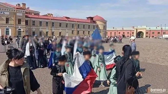 Дело прекращено по отсутствию состава правонарушения; флаг не считается экстремистской символикой.