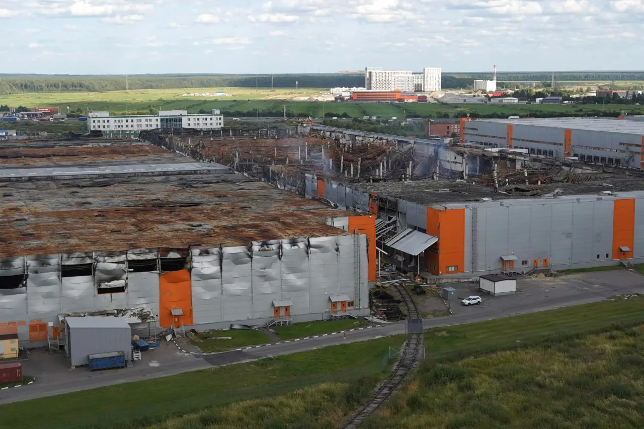 Пожары и повреждения затронули примерно 1,5 тысячи продавцов; госпитализированы три человека.