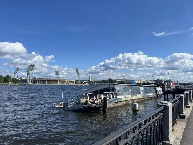 Судно Aquarell Hall частично затоплено в центре Санкт-Петербурга; пострадавших нет, откачка воды продолжается; нефтепродукты в воду не попали.