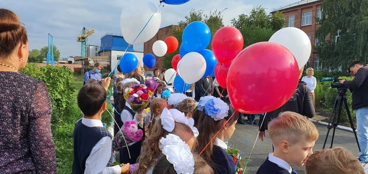 В Омске сборы на школьную подготовку достигли 16 000 рублей; Москва и Санкт-Петербург остаются самыми дорогими городами, а за семь лет общие траты заметно выросли.
