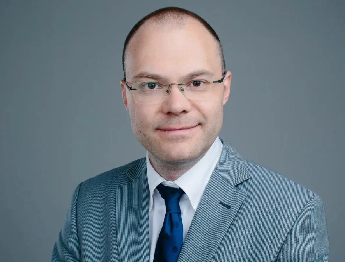Соперник подал иск в городской суд на отмену регистрации кандидата Антона Костика, заявляя, что участие в зарубежных фондах, связанных с иностранными ценными бумагами, мешает его баллотироваться.