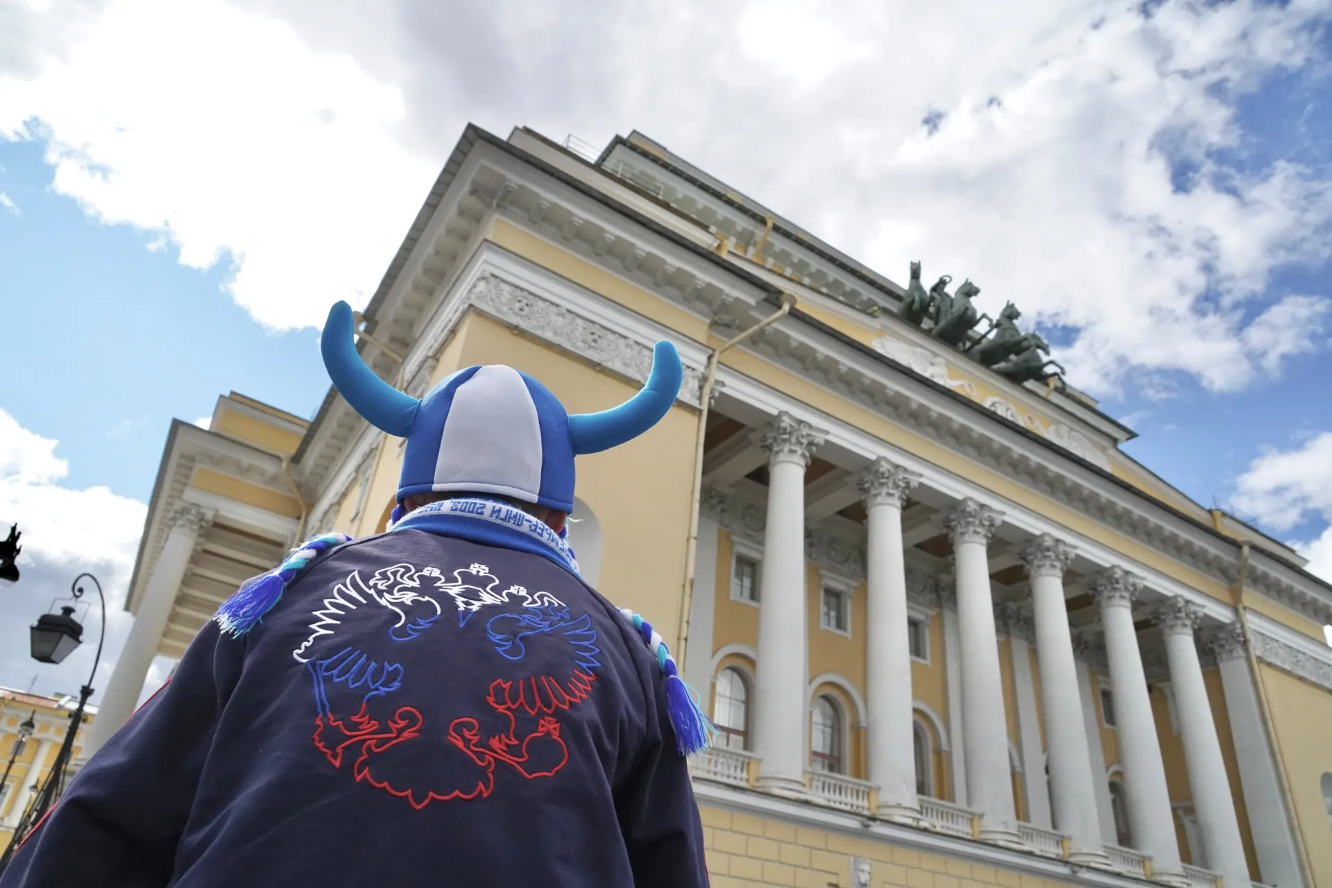 На площади Островского состоялась открытая тренировка команды с расписанием по времени; движение вокруг места проведения ограничено.
