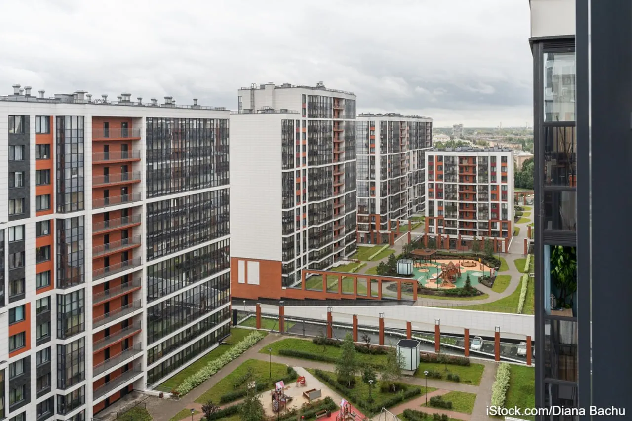 Первые шесть месяцев 2026 года принесли рынку новостроек Санкт-Петербурга и Ленинградской области лучшие результаты, чем ожидалось: продажи удержаны, агломерация растёт на фоне снижения по стране, во многом благодаря всплескам спроса перед изменениями семейной ипотеки.