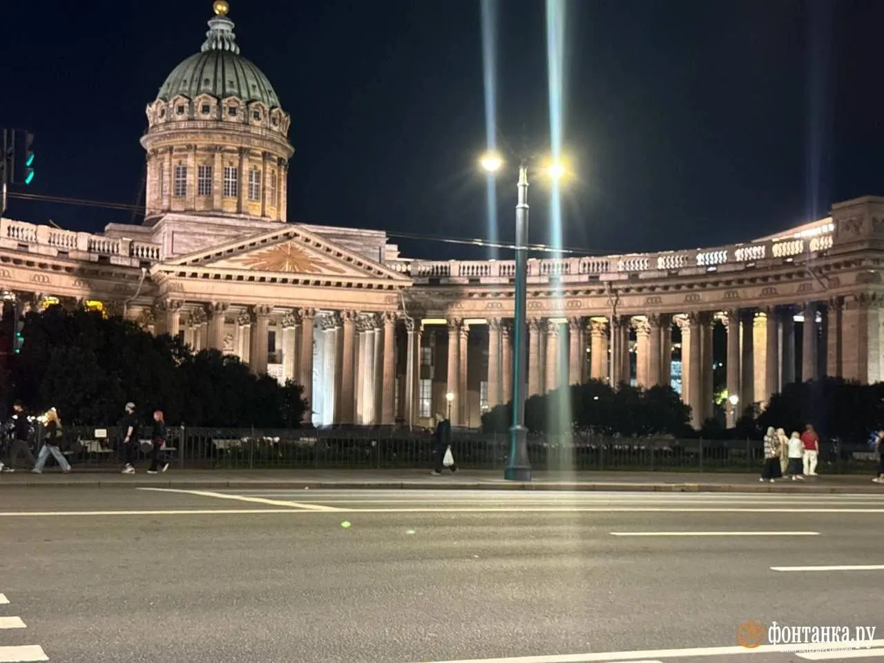 В Казанском соборе Санкт-Петербурга временно хранится десница святителя Спиридона; доступ для верующих по расписанию до 31 августа, после чего мощи будут перевезены в другие города.