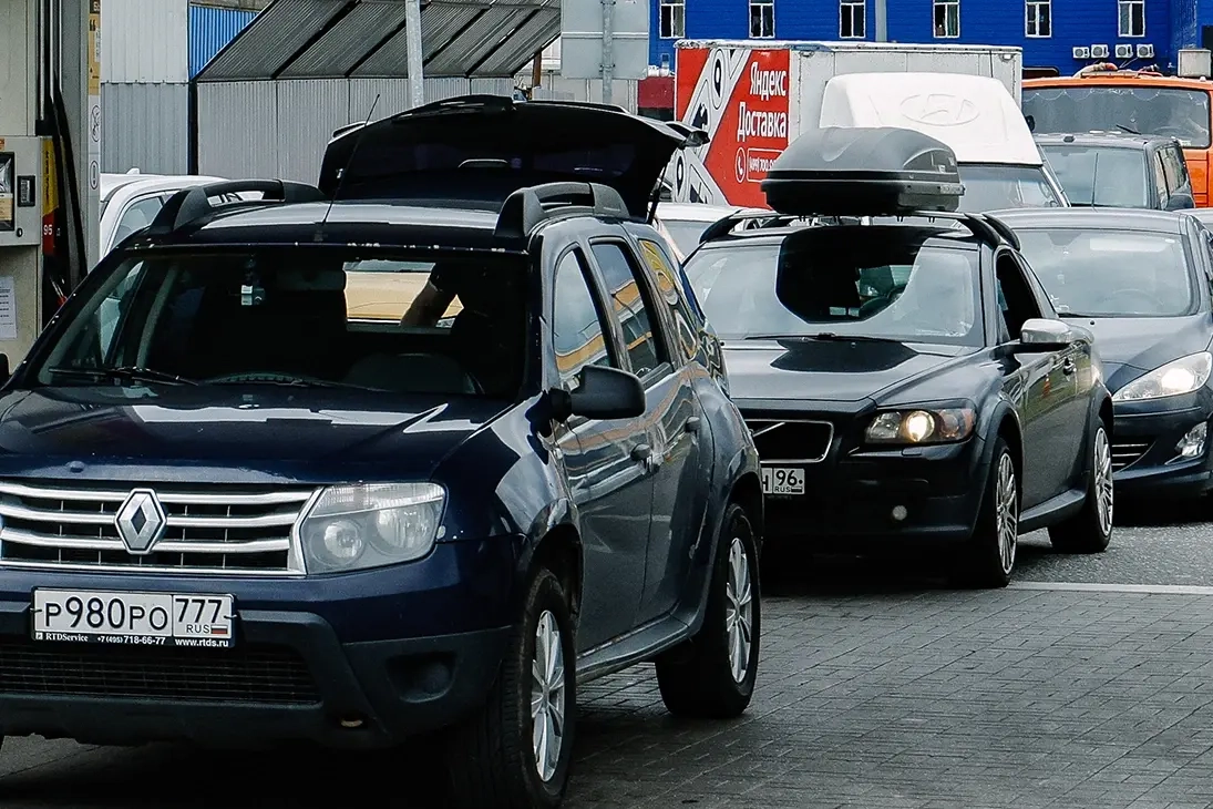 Из-за кризиса поставок топлива в столице введены ограничения на продажу бензина и дизеля; на заправках фиксируются очереди.