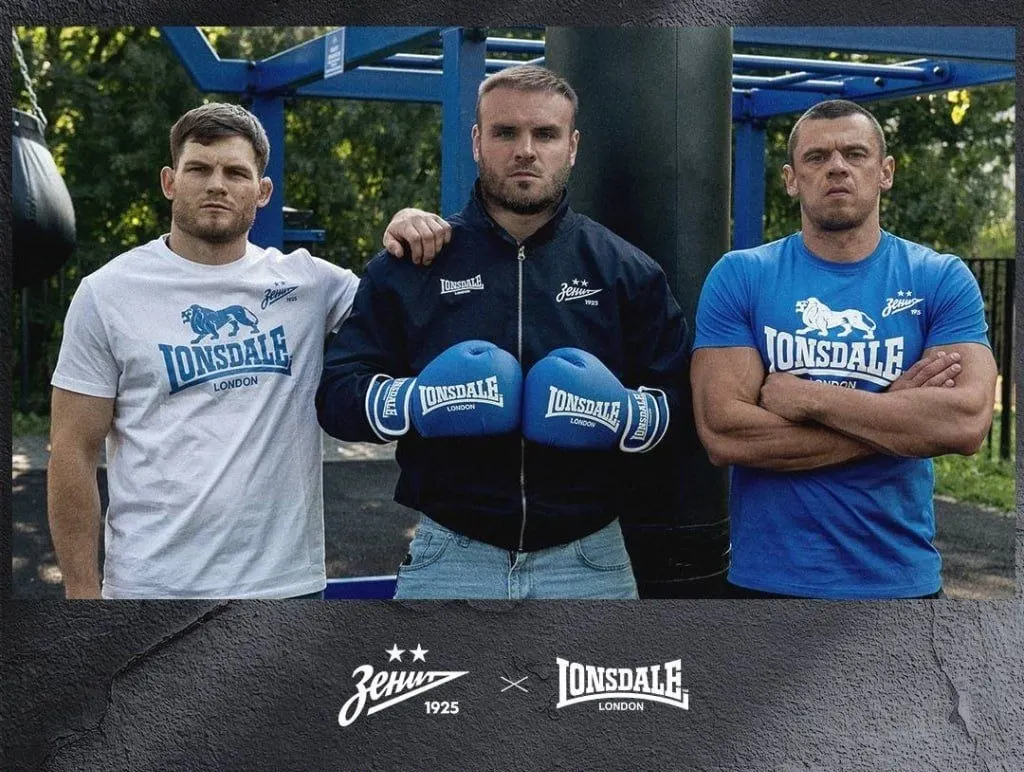 Петербургский клуб объявил о коллаборации с брендом Lonsdale. В кампании лицом промо стал боец ММА Сергей Романов, болельщик клуба и ранее замеченный в фанатских кругах.