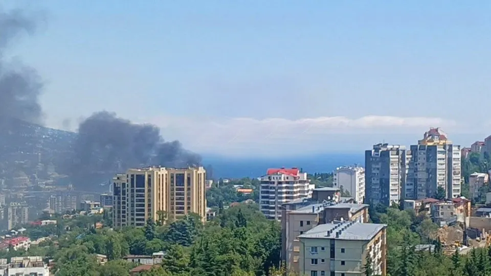 Побережье Ялты подверглось удару беспилотниками; на набережной возникла вспыхнувшая пожарная зона в одном из заведений, жильцы и гости побережья призваны соблюдать безопасность.