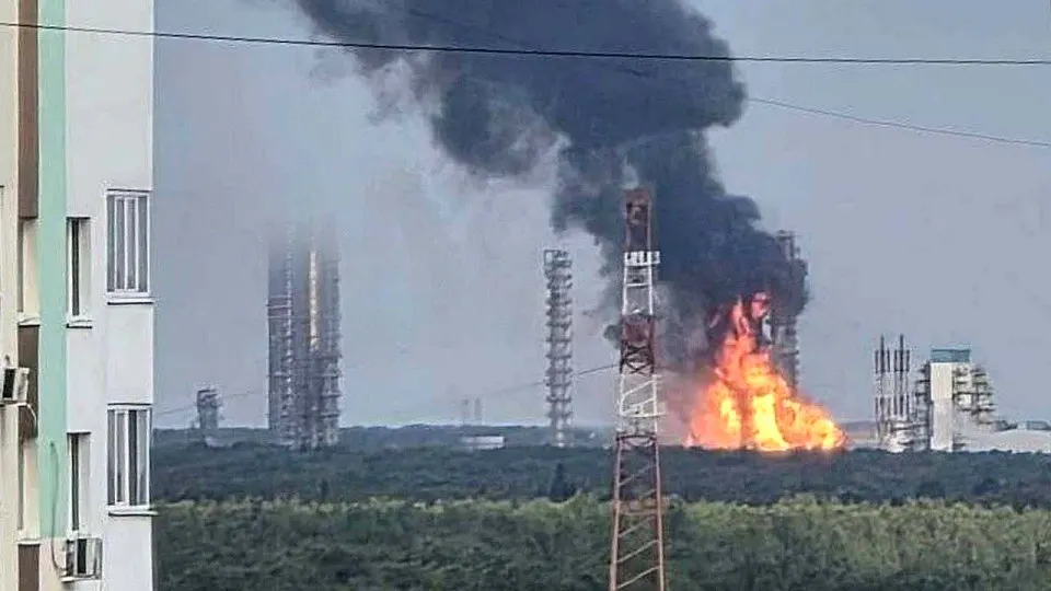 Крупный нефтехимический комплекс в Тюменской области остановил работу после удара беспилотников, затронув ключевые мощности и отгрузки.
