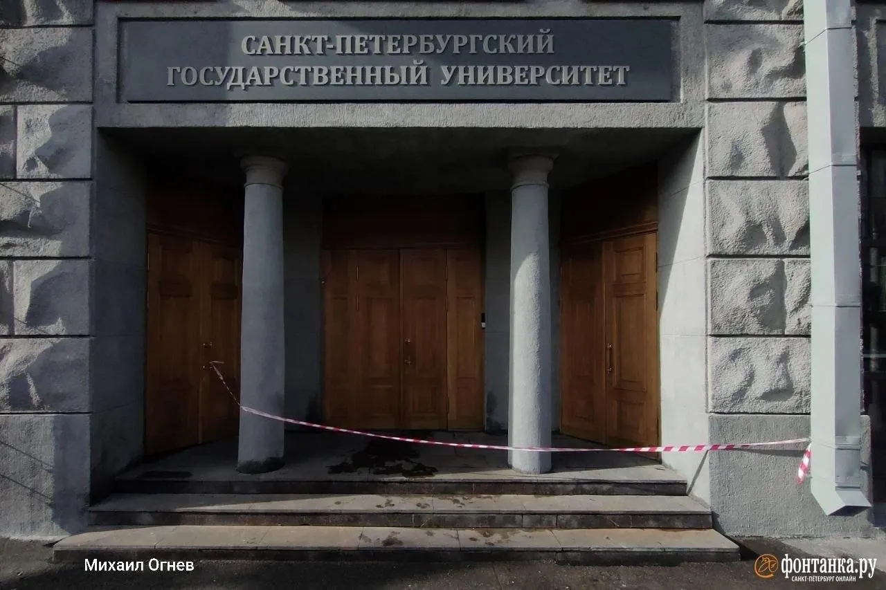 После пожара на Васильевском острове занятия журфака СПбГУ переведут в онлайн на ближайшую неделю; пересдачи в этот период отменены, новые даты будут объявлены позже.