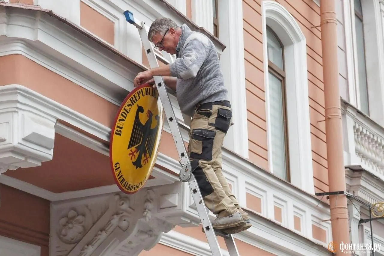 Генконсульство ФРГ в Санкт-Петербурге готовится к закрытию: со стен снимают таблички и гербы, флаги будут сняты; учреждение существовало в городе с 1972 года.