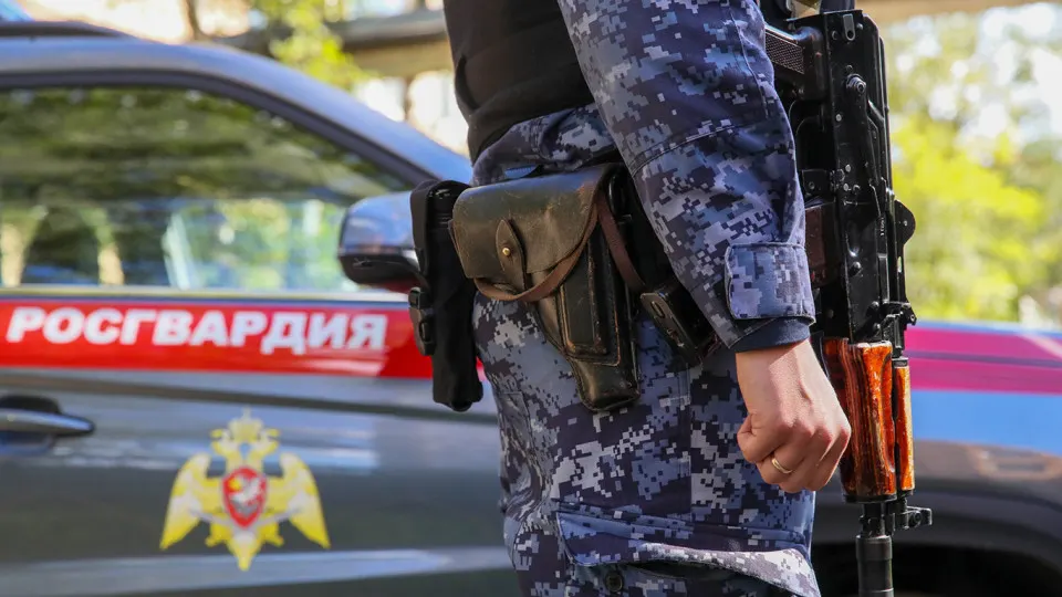 Росгвардия расширила охрану руководителей крупных телеканалов из‑за угроз атак; меры коснулись ведущих и других топ‑работников медиа.