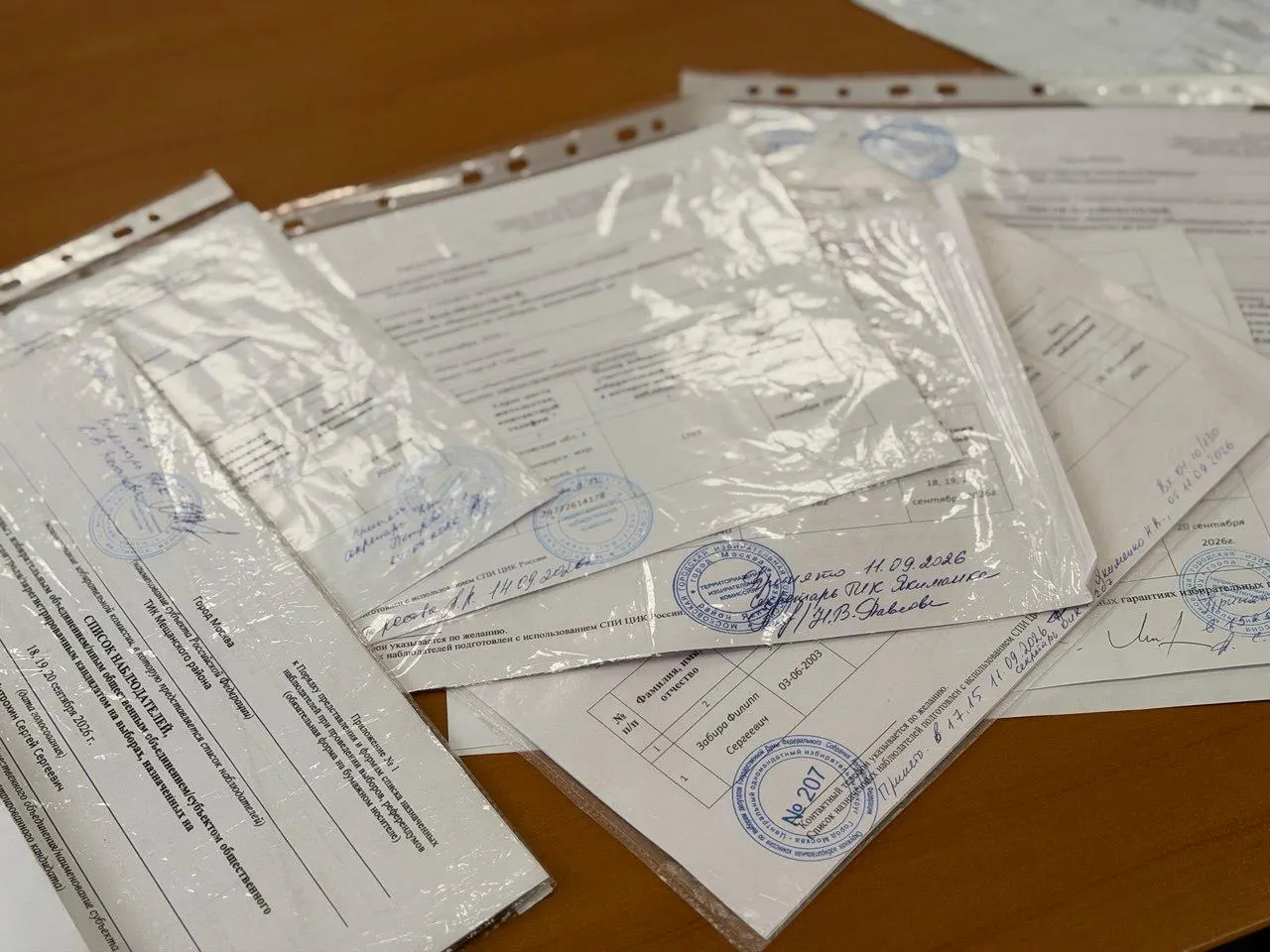 Окружные комиссии Москвы не допустили к выборам около 100 наблюдателей от кандидата Сергея Митрохина (Яблоко); восемь избиркомов заявили о найденных ошибках в документах.