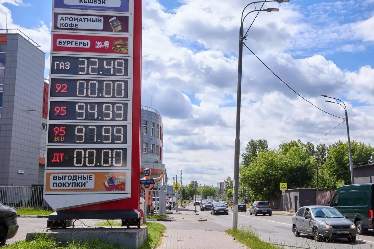 ФАС начала проверки против как минимум 70 независимых АЗС из‑за роста цен на бензин и дизель; к середине сентября зафиксировано 55 дел и 83 предупреждения; региональная ситуация в Калмыкии демонстрирует значительный рост цен на бензин.