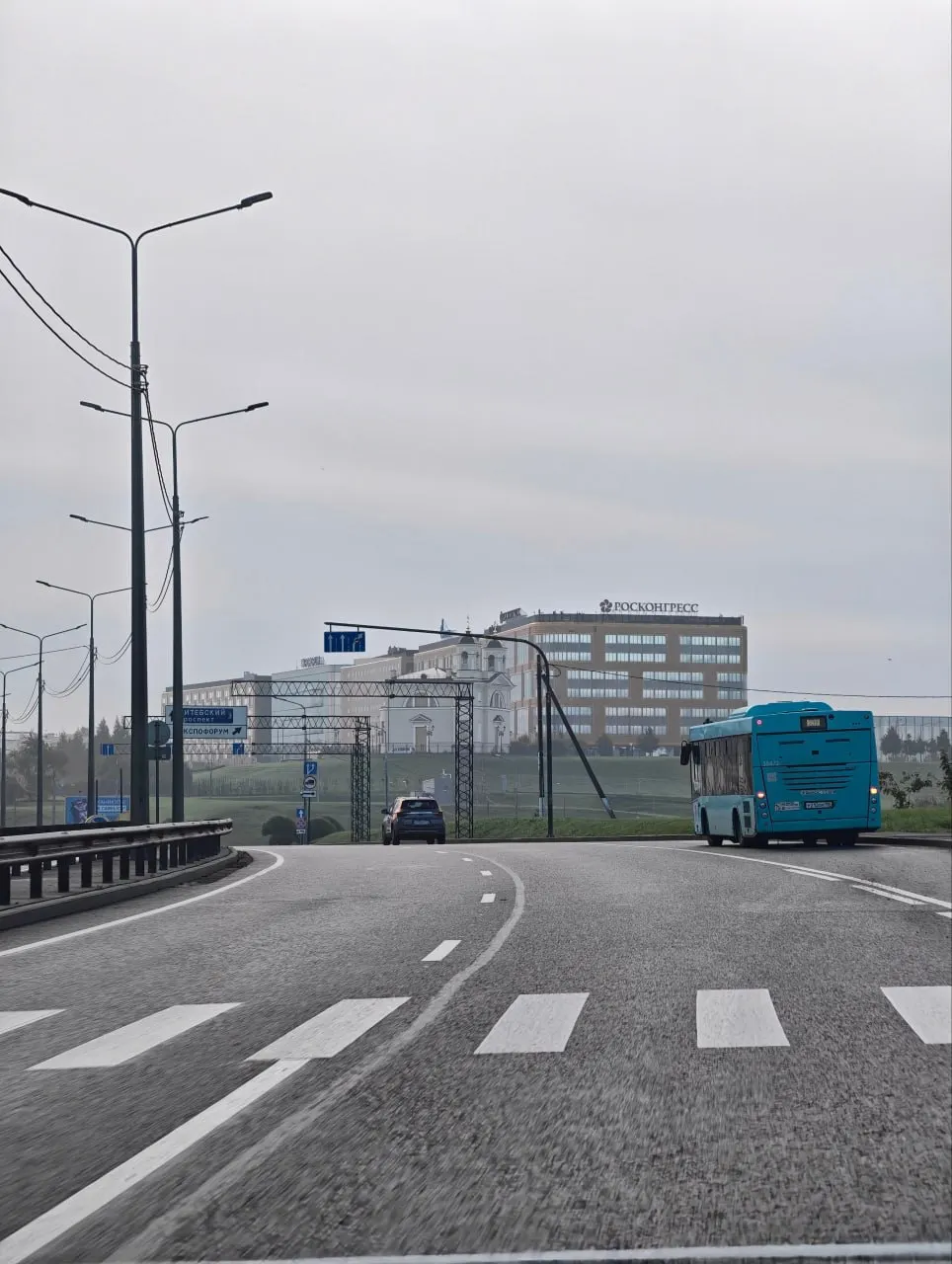 В городе сохраняется дождливая и прохладная погода: дневной максимум около +17°C сегодня, завтра — около +14°C; качество воздуха остается плохим, наблюдаются локальные затопления после ливня и дорожные работы.