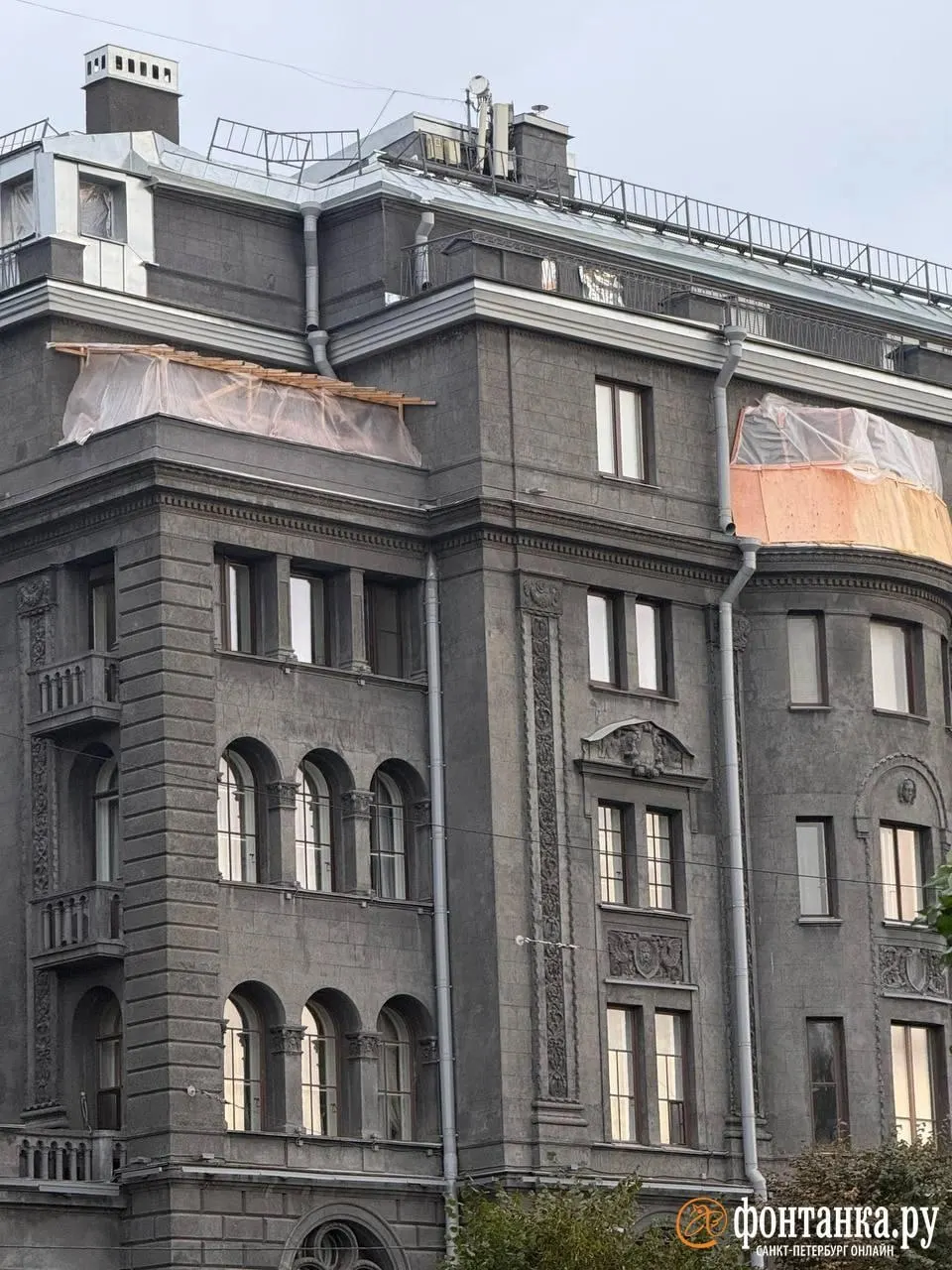 На набережной Крюкова канала началось остекление балконов в историческом здании. Официально разрешения получены, но тема продолжает вызывать резонанс среди горожан.
