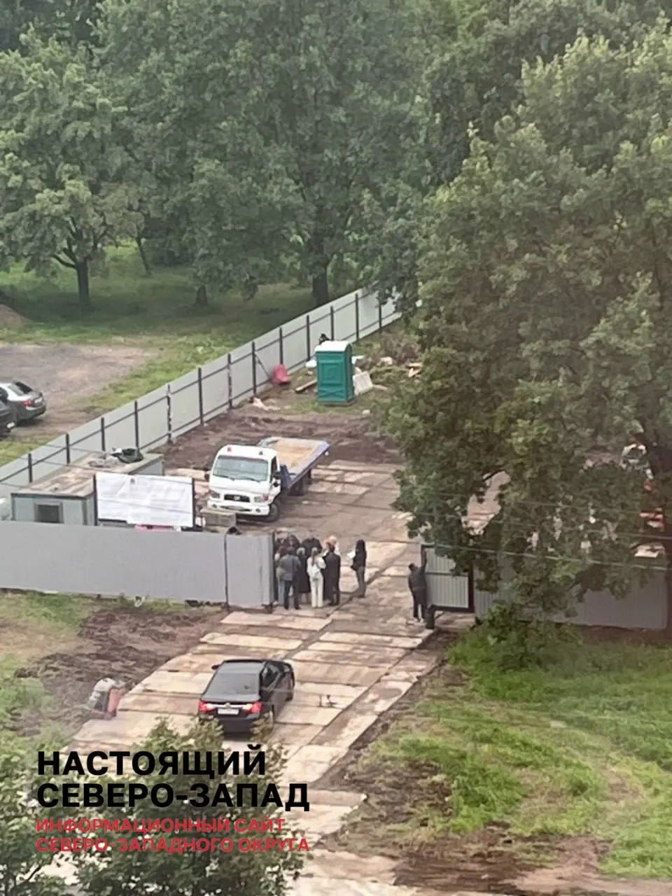Красносельский район собирает подписи и инициирует проверку законности работ по возведению центра социального обслуживания на территории парка, чтобы сохранить оставшуюся зеленую зону.