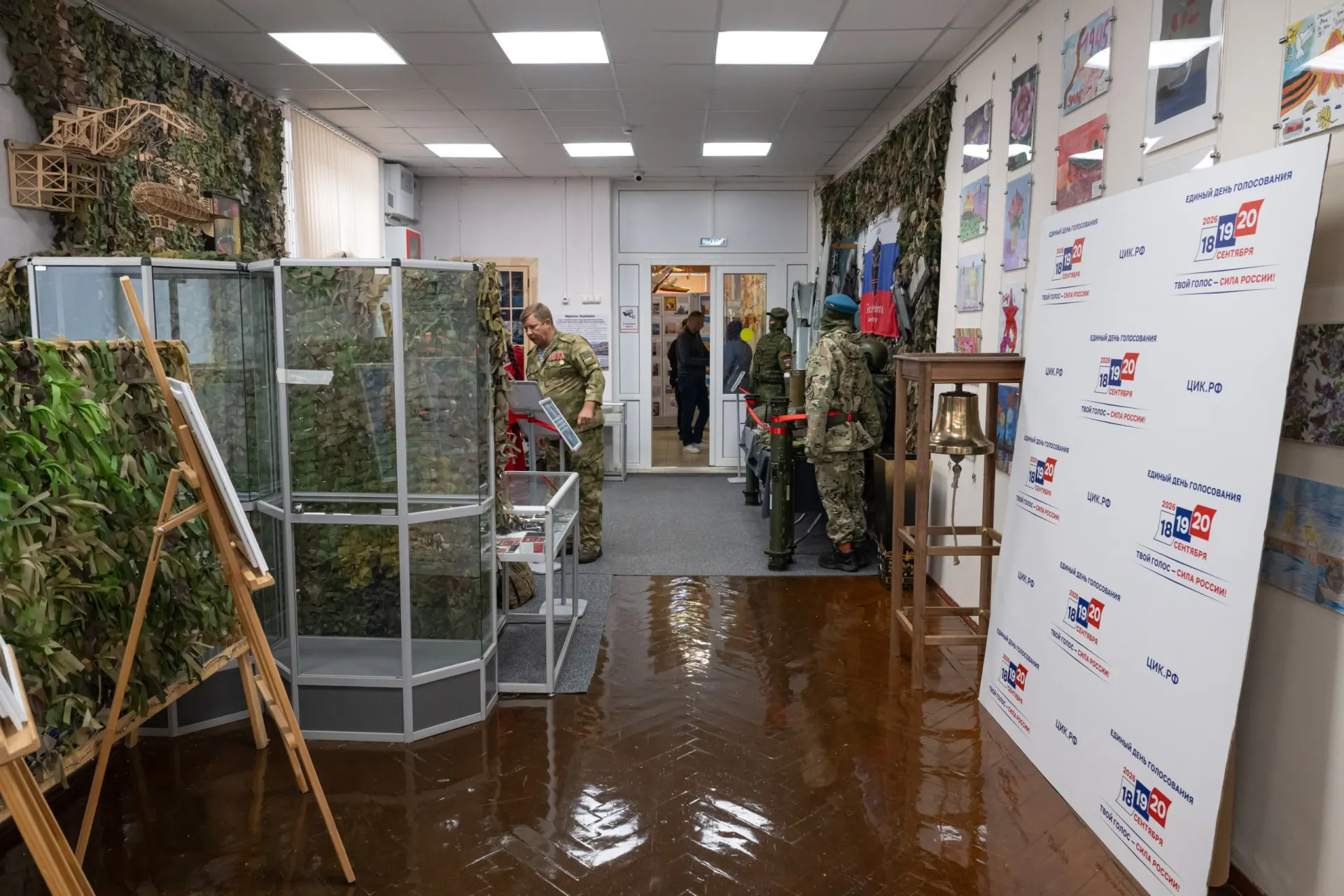 Участок №929 размещён на выставке «Будем жить» в Центре детского технического творчества «Охта»; голосование идёт на фоне экспонатов, связанных с боевыми действиями.