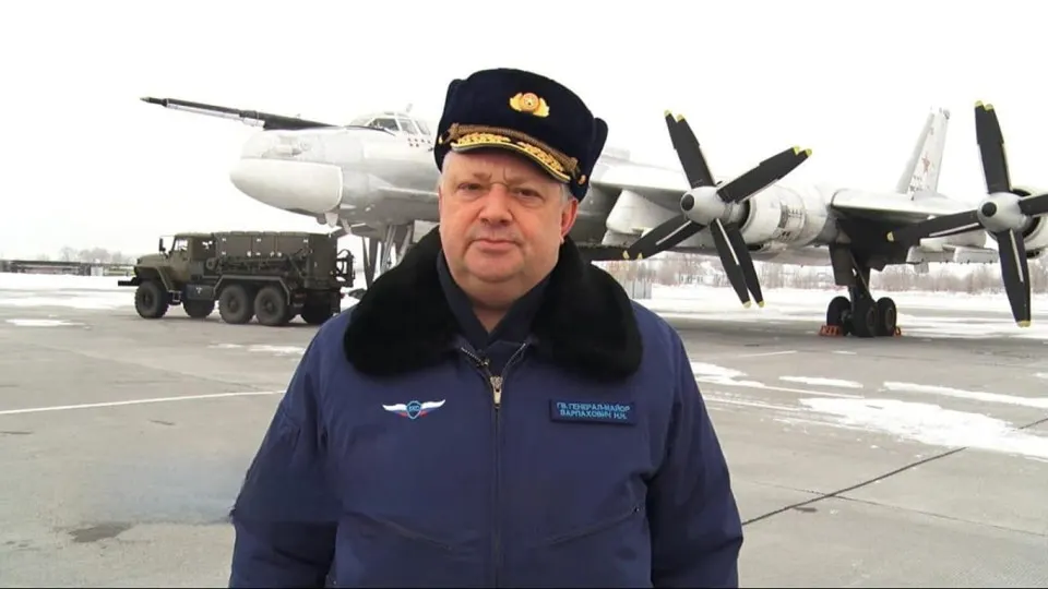 Неизвестный открыл огонь возле жилого комплекса в Энгельсе; затем последовали взрывы и инциденты в нескольких регионах, расследование продолжается.