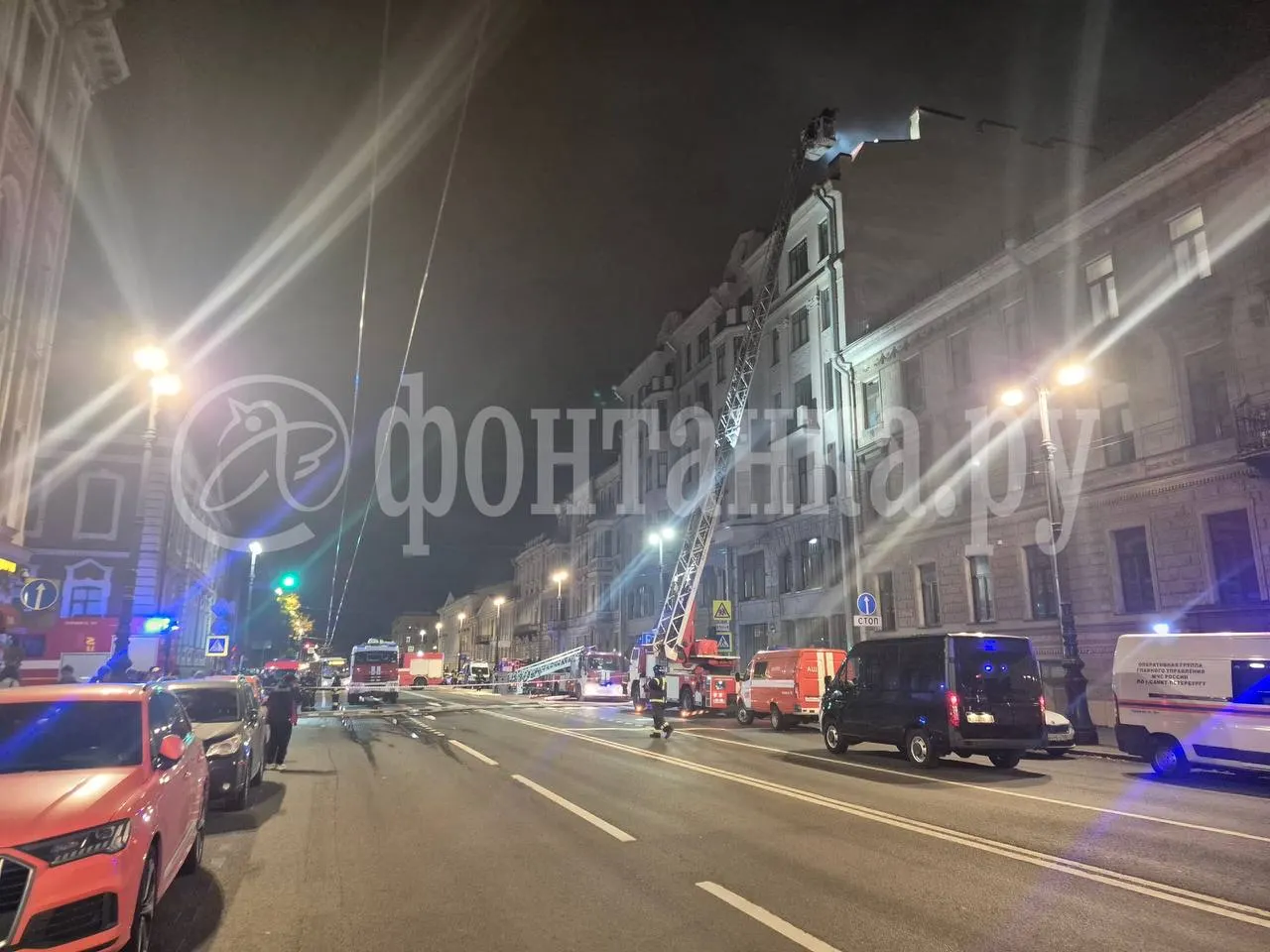 Движение возле корпуса журфака СПбГУ перекрыто; пожарные разворачивают пожарную лестницу, здание горит.