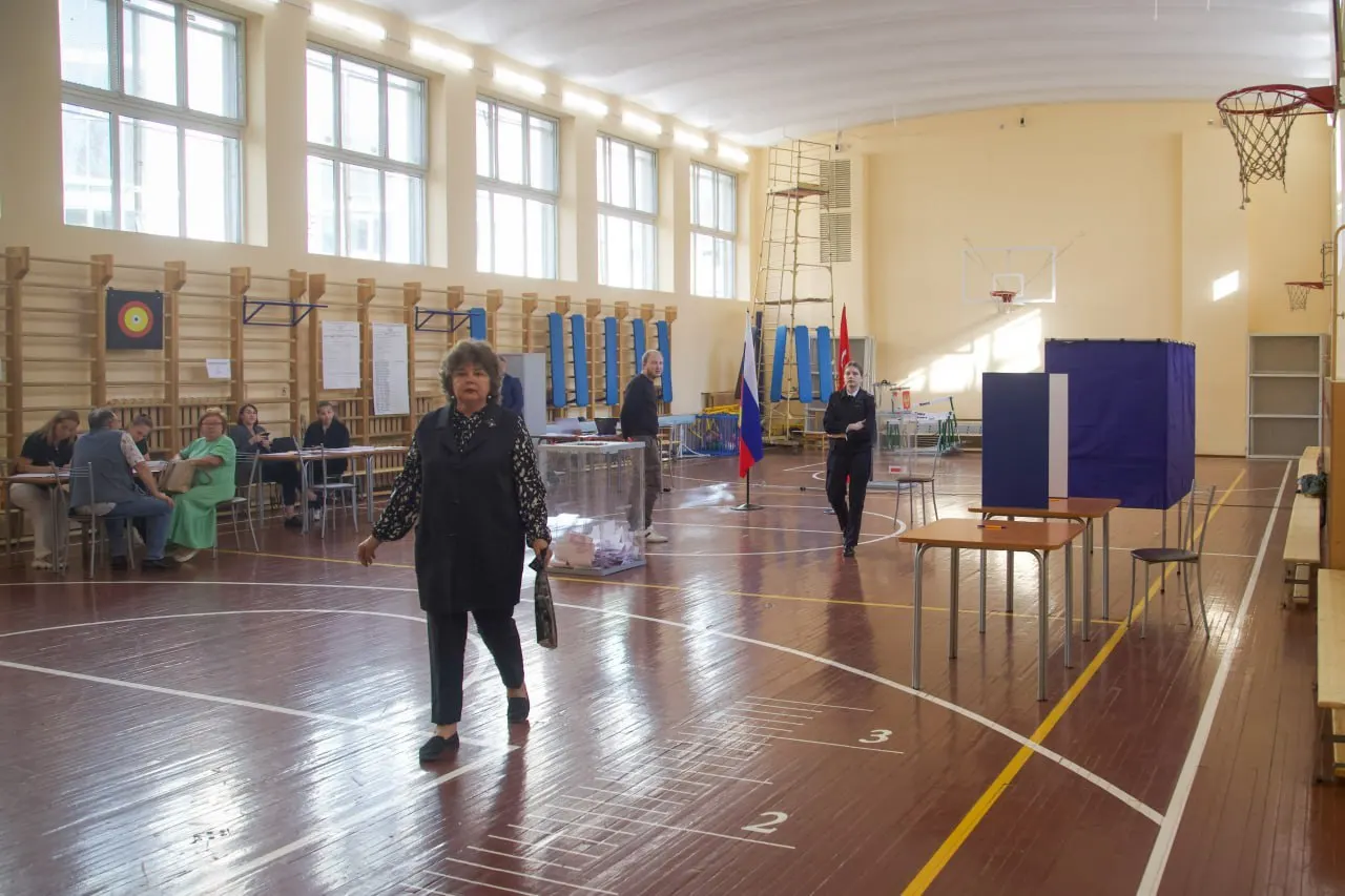 Сотрудников бюджетных учреждений Петербурга снова подталкивают к участию в выборах в первый день голосования, 18 сентября.