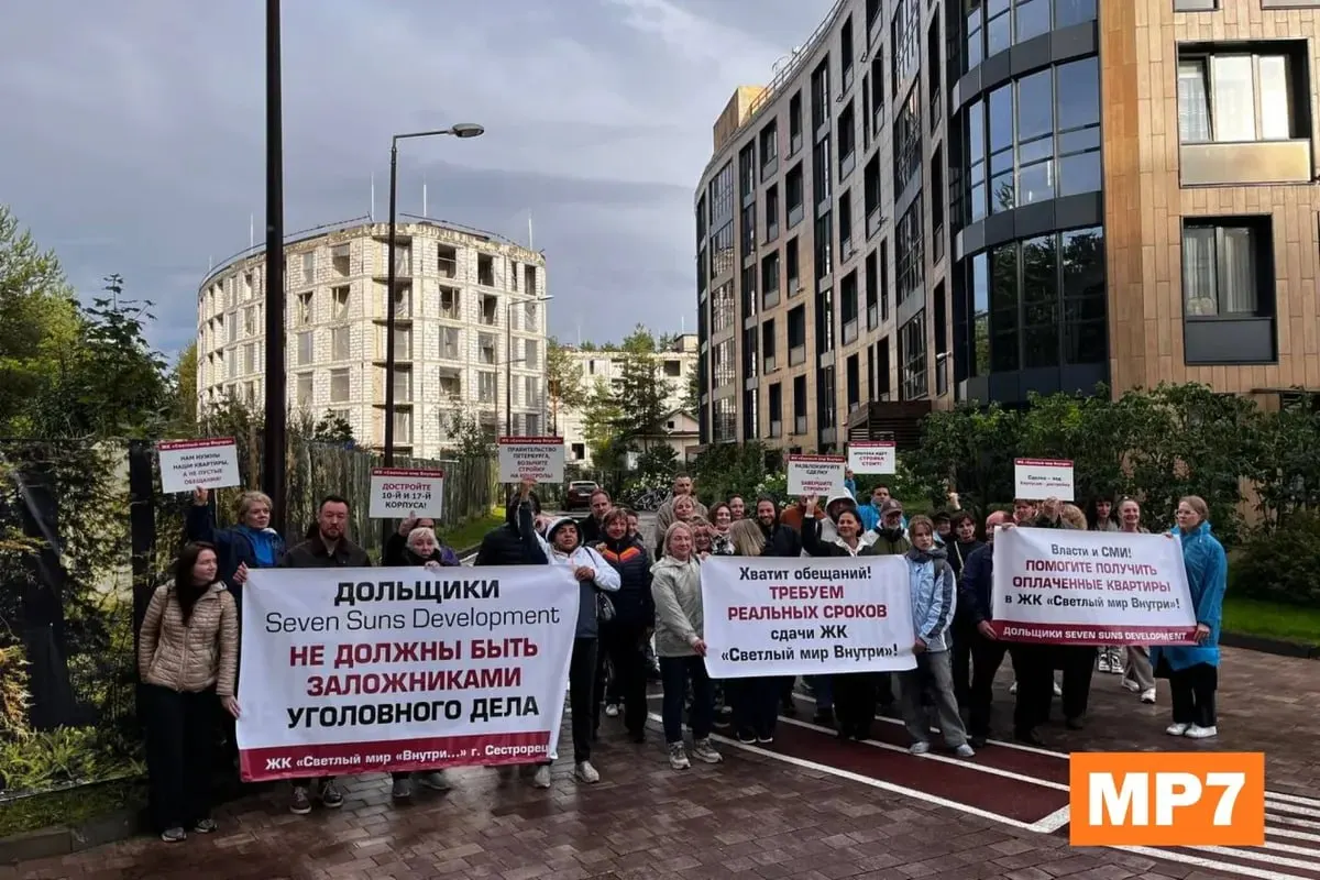 Дольщики собрались у пустующих корпусов и выступили с требованием скорейшей передачи квартир. В деле фигурирует расследование по делу о мошенничестве, затронувшее стройку и долговые обязательства покупателей.