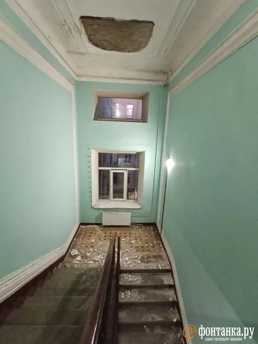 После обрушения штукатурки в подъезде дома на Лиговском проспекте специалисты дополнительно обследуют крышу; сроки капитального ремонта кровли смещены к 2027 году.