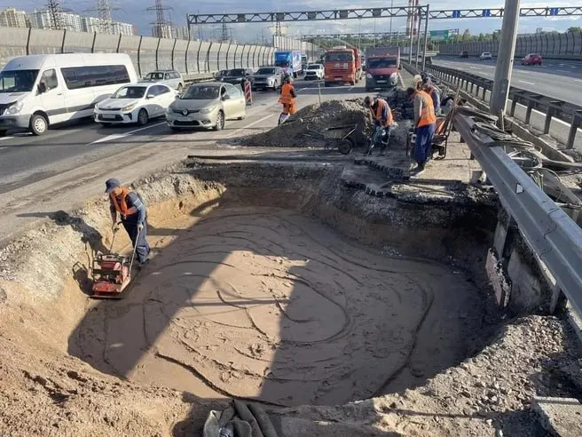 После проливных дождей на кольцевой автодороге вокруг Санкт-Петербурга ограничено движение; проводится ремонт повреждённого участка.