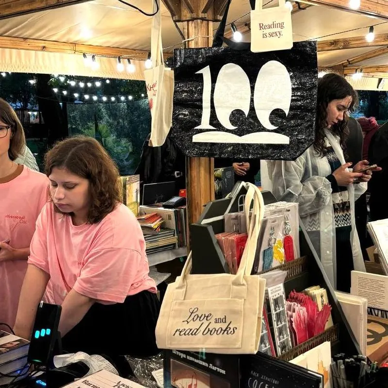 Фестиваль книг стартовал в Итальянском саду на Литейном проспекте и продлится до 6 сентября, с лекциями, встречами и концертами.