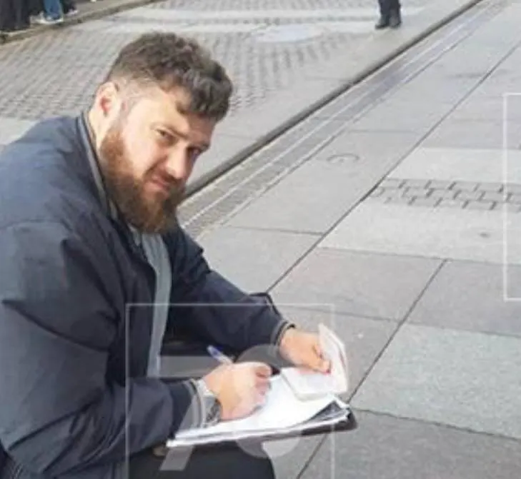 Уличный художник Павел пострадал возле Казанского собора после столкновения с сотрудником администрации Центрального района; конфликт зафиксирован на видео, пострадавший подал заявление в полицию.
