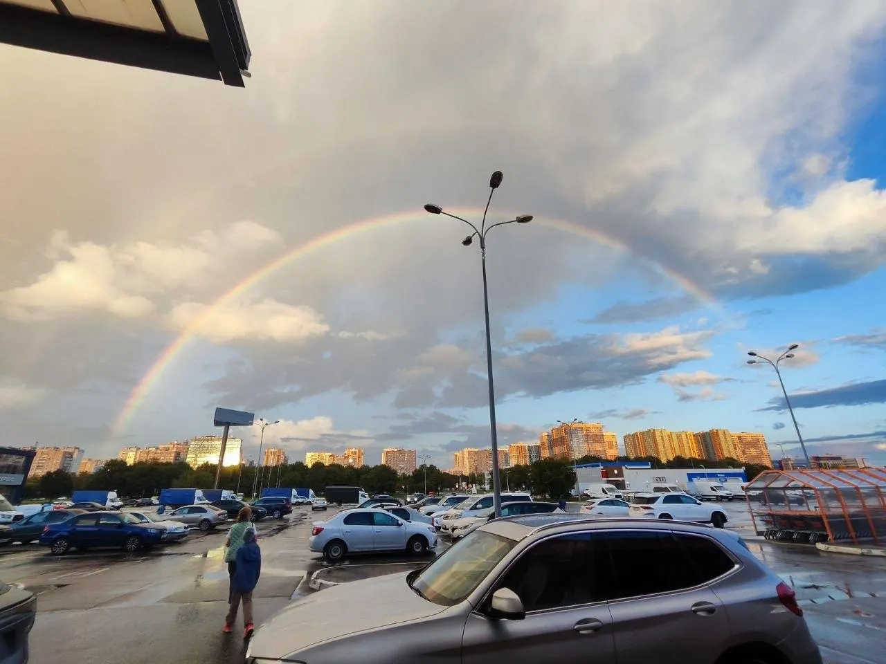 Подборка свежих новостей: необычное небо в Питере, тревоги при атаках, гибель людей в Киеве и изменения безвизового режима Таиланда.