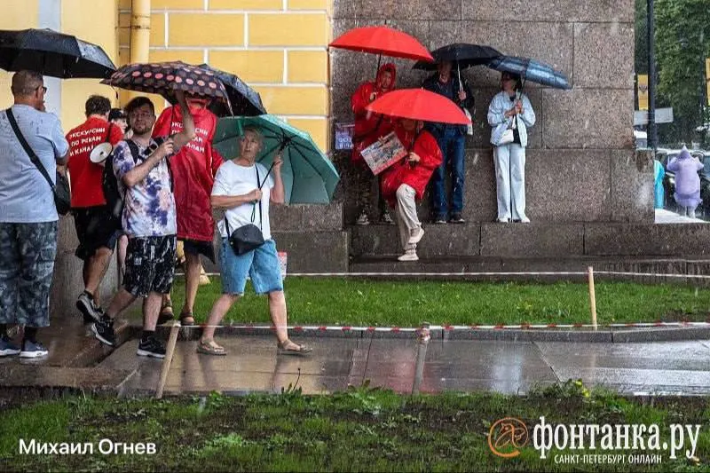 Ожидаются продолжительные осадки, дневная температура до +17…+19°C, ветер умеренный. В Ленинградской области предупреждение начнет действовать сегодня вечером.