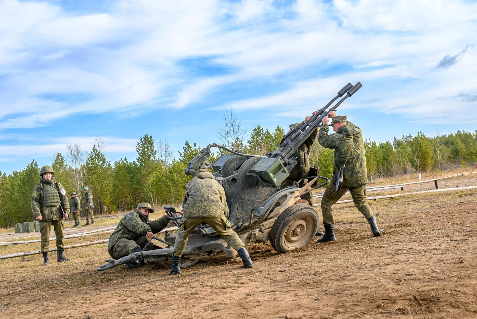 Численность военнослужащих увеличится на 15,5 тысячи человек.