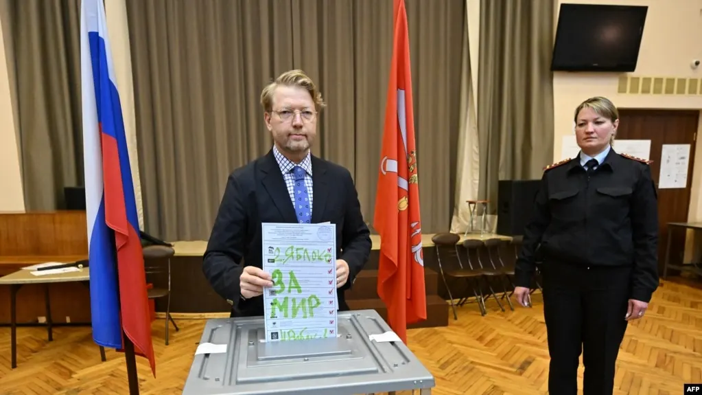 На избирательном участке в Санкт-Петербурге лидеру партии Яблоко Николай Рыбакову предъявлен административный протокол по делу о мелком хулиганстве. Рассмотрение запланировано на сегодня, 29 сентября, в Выборгском районном суде.