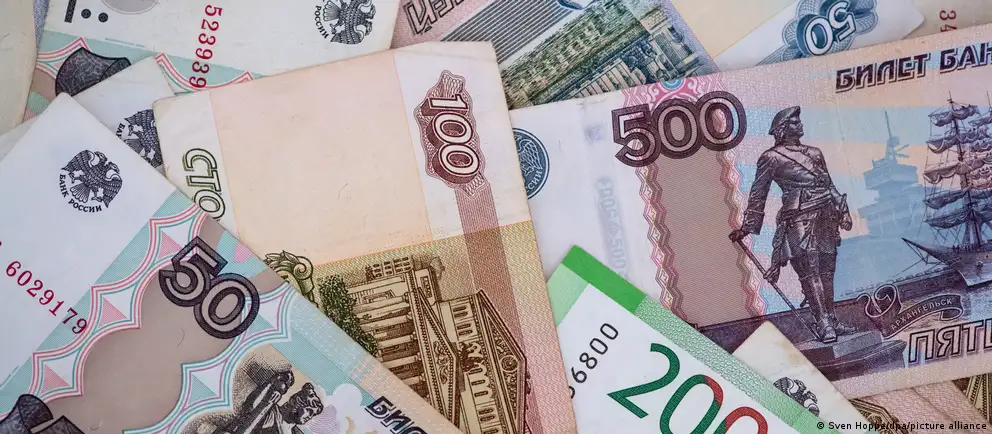 За лето российская валюта обесценилась примерно на 20%. Доллар достиг около 86 рублей, евро — около 100 рублей. Обзор причин и перспектив.